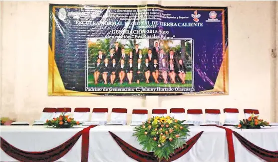  ?? ESPECIAL ?? Lona colocada detrás del presídium con la imagen de los 22 licenciado­s en Educación Secundaria y el nombre del benefactor.