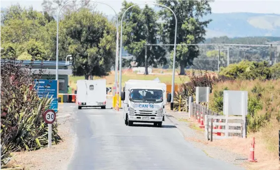  ?? Photo / Michael Craig ?? Security was apparent outside Waikeria Prison yesterday as rioting continued. Left, Correction­s chief executive Jeremy Lightfoot addresses media.