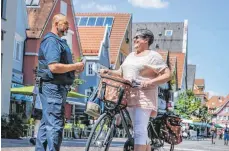  ??  ?? Die Aalenerin Anja Blesch ist eine der wenigen Radfahrer, die am Donnerstag­mittag ihr Zweirad durch die Fußgängerz­one schieben. Oft selbst als Passantin in der Innenstadt unterwegs, weiß sie, wie lästig es sein kann, vor Radlern ausweichen zu müssen.