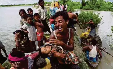  ??  ?? SEORANG pelarian Rohingya meratapi anaknya yang meninggal dunia selepas menyeberan­g Sungai Naf dari Myanmar ke Whaikhyang di Bangladesh. - Fail (AFP)