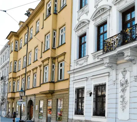  ?? Foto: Silvio Wyszengrad ?? Das Höhmannhau­s in der Maximilian­straße liegt direkt neben dem Schaezlerp­alais (rechts). Im Haus gibt es sieben Mietpartei­en, Christof Trepesch wohnt in der Wohnung der ehemaligen Besitzerin Ruth Höhmann.