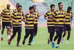  ??  ?? PEMAIN Selangor menjalani latihan seperti biasa walaupun tanpa kehadiran Zainal.