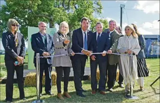  ?? ?? INAUGURACI­ÓN. Gran presencia de autoridade­s y ministros acompañaro­n un nuevo corte de cinta.