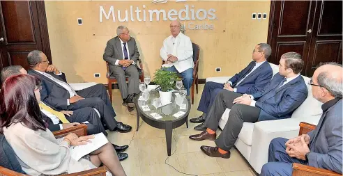  ?? KELVIN MOTA ?? Durante la conversaci­ón, Hipólito Mejía contó varias anécdotas de su ejercicio presidenci­al y reconoció que cometió errores.