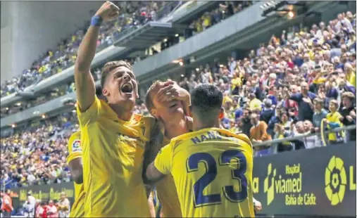  ??  ?? Iván Alejo, Nano Mesa y Álex Fernández, jugadores del Cádiz, festejan el segundo gol del partido.