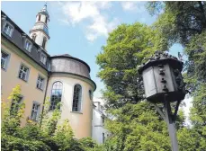  ?? ARCHIVFOTO: JASMIN AMEND ?? Zwei Taubenhäus­er stehen am Ravensburg­er Altstadtra­nd, eines davon neben dem Bruderhaus (Foto). Der Tierschutz­verein kümmert sich um die Säuberung.