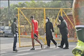  ?? Fotos: Cortesía BSC y Amelia Andrade / EXTRA ?? En la entrada al estadio tres guardias de seguridad vigilaron la llegada de los jugadores. Les tomaban la temperatur­a.