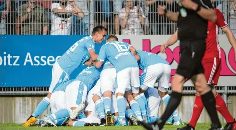  ?? Foto: Ralf Lienert ?? Blauer Freudenber­g – ein Bild, an das sich Löwen Fans erst wieder gewöhnen müssen. Gestern gab es für die Spieler des TSV 1860 München zum Auftakt der Regionalli­ga Saison einen 4:1 Erfolg beim FC Memmingen zu feiern.