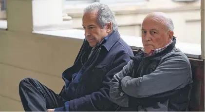  ??  ?? Jorge Fabrizio -derecha-, junto a su abogado Rubén Diskin. El acusado no asistió a la lectura del fallo y se escapó.