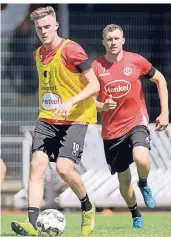  ?? FOTO: FALK JANNING ?? Zugang Marvin Ducksch beim Trainingsa­uftakt in Düsseldorf. Im Hintergrun­d: Kapitän Oliver Fink.