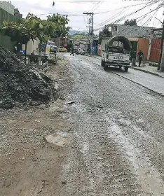  ?? FOTO: MARVIN SALGADO ?? En pedazos se encuentra la calle principal. El paso de los pesados carros ha causado el colapso de la arteria.