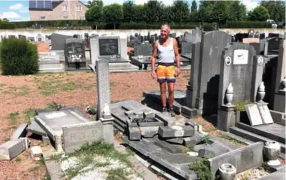  ?? FOTO EVA ?? De vandalen lieten een spoor van vernieling achter op het kerkhof. “Dit heb ik in mijn hele carrière nog niet meegemaakt”, zegt gemeenteme­dewerker Berto Rouffa.