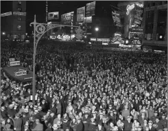  ?? ?? Tens of thousands awaiting the ball drop in Times Square in 1932