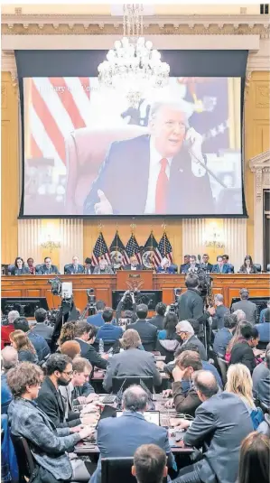  ?? FOTO: JIM LO SCALZO/AP ?? Während eines Treffens des Untersuchu­ngsausschu­sses wird ein Video von Donald Trump auf einer Leindwand abgespielt.