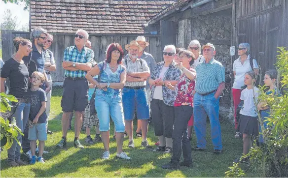  ?? FOTO: HELMUT VOITH ?? Vor der Remise führt Petra Sachs-Gleich in das Leben auf der Hofanlage ein.