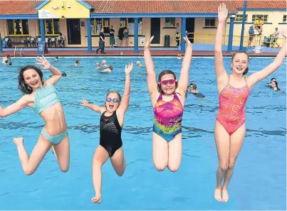  ?? Pictures: Kenny Elrick. ?? Erin Robbie, 13, Fern Petrie, 9, Lyla Siliwoniuk, 9, and Nianh Petrie, 14, take the plunge on the first day of the open air pool’s 2017 season.