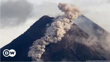  ??  ?? Hot volcanic material flowed for 1,500 meters (4,900 feet) down the slopes of Mount Merapi