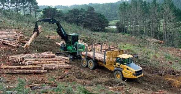  ??  ?? Opposite page: The centre pivot provides the Bell log transporte­r with the ability to manoeuvre around tight tracks.
Above: The Bell TH403E can be optioned which a loading crane, but Rosewarne has plenty of tracked machines that can load much quicker.