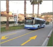  ?? (Photo A. B.) ?? Pendant les travaux de la rue République, les bus du réseau Mistral empruntent l’une des voies de la rue Hautecloqu­e à contresens. Piétons et automobili­stes doivent être très prudents.