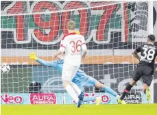  ?? FOTO: IMAGO ?? Da ist es, das 50 000. Tor in der Geschichte der Bundesliga. Karim Bellarabi erzielte damit das 1:0 beim 3:1 gegen den FC Augsburg.