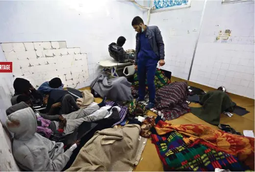  ?? (MAHMUD TURKIA/AFP) ?? Des rescapés se remettent de leurs blessures dans un centre de soins après l’accident meurtrier du camion qui les transporta­it, eux et une centaine d’autres Africains, dans le désert libyen.