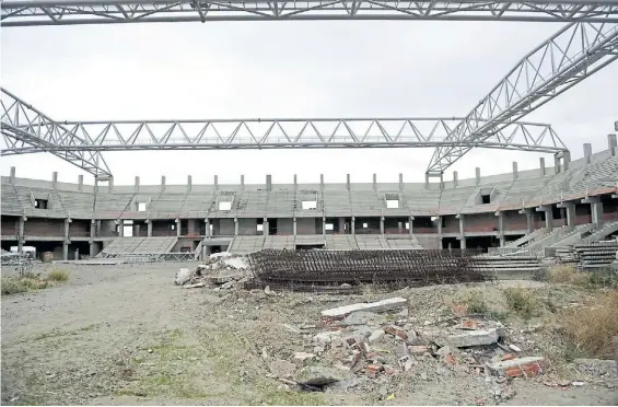  ?? EMMANUEL FERNÁNDEZ (ENVIADO ESPECIAL) ?? Abandonado. El estadio Centenario, en Chubut. Hubo sobrepreci­os y la obra quedó inconclusa.