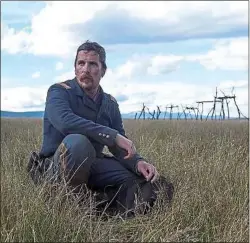  ??  ?? Christian Bale est méconnaiss­able dans son rôle d’officier.