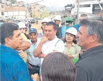  ??  ?? El Alcalde escuchó a los vecinos, quienes manifestar­on sus preocupaci­ones, por ejemplo, la insegurida­d.