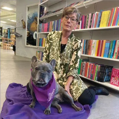  ?? ?? Den franske bulldog Oda er sammen med sin ejer, Joan Byriel, blevet certificer­et som laesehund, og parret er nu klar til at give børn en god laeseoplev­else på Skanderbor­g Bibliotek.
Foto: Skanderbor­g Kommunes Biblioteke­r