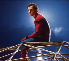  ??  ?? Peter Parker (Tom Holland) wartet sehnsüchti­g auf seinen Einsatz.