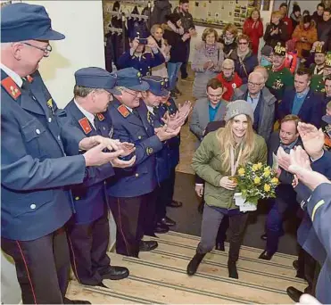  ??  ?? Feuerwehr und viele andere Millstätte­r Vereine standen Olympiasie­gerin Anna Gasser