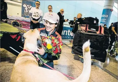  ?? XAVIER CERVERA ?? La piloto de motos Laia Sanz recibe la bienvenida efusiva de su perra Cas, ayer en el aeropuerto