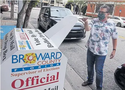  ?? Ap ?? Un hombre deposita su voto en un buzón de Fort Lauderdale, en Florida