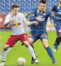  ?? BILD: SN/APA/HANS PUNZ ?? Marc Rzatkowski (l.) war einer von 26 Bullen, die bisher zum Einsatz kamen.