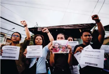  ?? Agence France-presse ?? Supporters of Kian delos Santos protest outside the police station where three policemen involved in Kian’s killing were assigned in Manila on Thursday.