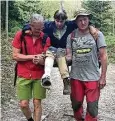  ?? Foto: Volker Heinrich ?? Mit dick umwickelte­m Fuß und auf einem stabilen Ast sitzend trugen die Bautzener Bergretter Gunter Zimmer (l.) und Mike Hultsch die verletzte Halina Heinrich den Berg hinunter.