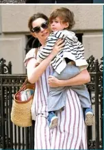  ??  ?? SIE LIEBT ES, MUTTER ZU SEIN Anne Hathaway mit Sohn Jonathan (heute 4) im Jahr 2018 in New York. Ihr zweiter Sohn Jack ist ein Jahr alt