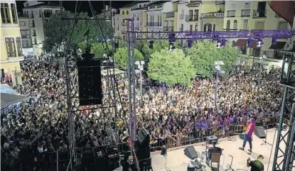  ?? TONI GUDIEL ?? Últimos conciertos De nuevo, lleno en la plaza Mayor, el sábado, para ver las últimas actuacione­s.