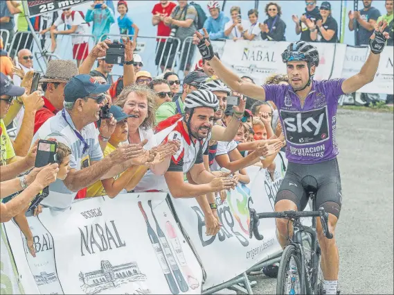  ??  ?? Mikel Landa se da un baño de masas en una de las etapas de la Vuelta a Burgos, competició­n en la que logró dos etapas, además de la clasificac­ión de los puntos, la montaña y la general FOTO: EFE