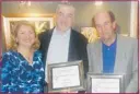  ??  ?? Best men: Shield president Eleni Bakopanos honours the Hellenic Appeal’s Peter Limniatis and the Montreal Hellenic Golfers Associatio­n’s George Cocolakis.