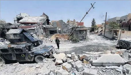  ?? Karim Sahib AFP/Getty Images ?? A MEMBER of Iraq’s counter-terrorism service patrols in west Mosul, where portions of the city remain under siege by Islamic State.