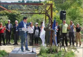  ?? (Photo D. G.) ?? Le président de la CAPG Jérôme Viaud, le maire de Mouans-sartoux Pierre Aschieri, les élus et représenta­nts des communes, les Amis des JMIP, et toute l’équipe étaient présents pour la remise du label.