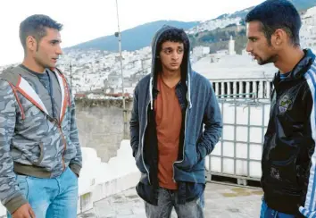  ?? Foto: ZDF, joseharo ?? Compi (Jesús Carroza, von links), Halil (Said Chatiby) und Niño (Jesús Castro) wollen in der ersten Liga des Drogenhand­els mitspielen. Das ZDF zeigt den Spielfilm „Jagd vor Gibraltar“heute um 22.15 Uhr.
