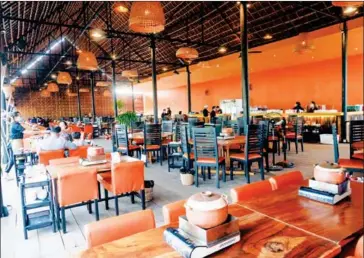  ?? YOUSOS APDOULRASH­IM ?? The restaurant offers indoor or outdoor seating with a view of the Tonle Sap River.