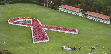  ??  ?? Labor. Ayer por la mañana, más de 11 mil personas, enfermeros y médicos de institucio­nes del sector salud participar­on en el moño rosado más grande del mundo.