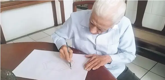  ?? ?? El arquitecto Francisco Manuel Batista, con casi 100 años de edad, muestra sus habilidade­s para el diseño como lo hizo para La Victoria.