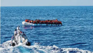  ??  ?? Die Helfercrew kreuzt auf einem ehemaligen Fischkutte­r an der Küste vor Libyen, um Flüchtling­sboote zu finden und den Men schen zu helfen. Den Booten nähern sie sich mit einem Schlauchbo­ot.