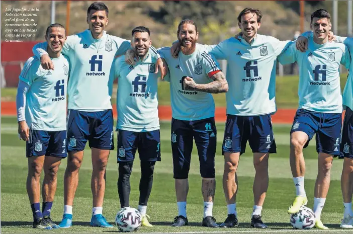  ??  ?? Los jugadores de la Selección posaron así al final de su entrenamie­nto de ayer en Las Rozas antes de viajar a Granada.