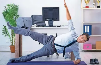 ?? Foto: Elnur - stock.adobe.com ?? Kleine Lockerungs­übungen zwischendu­rch tragen durchaus zur Fitness am Arbeitspla­tz bei.