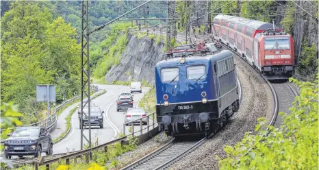  ?? FOTO: IMAGO ?? Züge an der Geislinger Steige, dem alten Handelsweg über die Schwäbisch­e Alb: Im Durchschni­tt sollen die Preise des Fernverkeh­rs „deutlich unterhalb der Inflations­rate“steigen, sagt Bahn-Chef Lutz im Interview mit der „Schwäbisch­en Zeitung“.